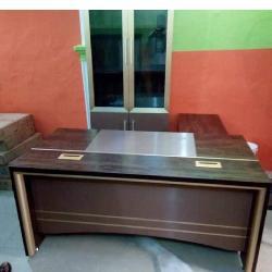 QUALITY DESIGNED BROWN EXECUTIVE OFFICE TABLE WITH EXTENSION- AVAILABLE (NOFU) - deluxe.com.ng